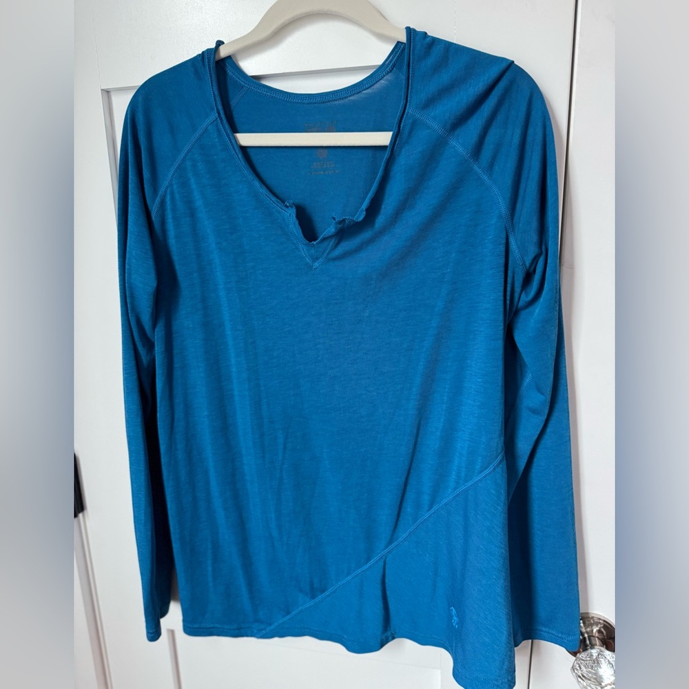 Mountain Hardwear Women's Blue Long Sleeve Top fits like a women’s large